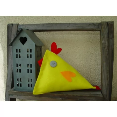 IDEES CREATIVES : Tuto : Réaliser une poule en feutrine sans coutures, par Madiwi