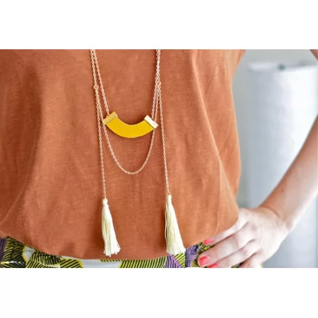 IDEES CREATIVES : Tuto : Réaliser un collier cuir et pompon, par Gwladys