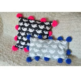 IDEES CREATIVES : Tuto : Réaliser un coussin à pompons, par The Camelia