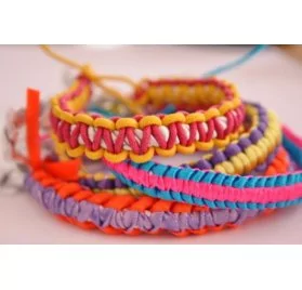 IDEES CREATIVES : Tuto : Réaliser un bracelet scoubidou plat, par Madiwi