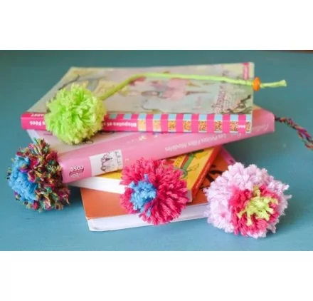 IDEES CREATIVES : Tuto : Réaliser un pompon marque-page, par Maman à tout faire IDEES CREATIVES : Tuto : Réaliser un pompon marque-page, par Maman à tout faire