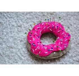 IDEES CREATIVES : Tuto : Réaliser un pique-aiguille donut, par The Camelia