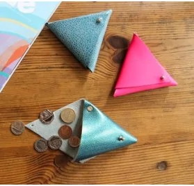 IDEES CREATIVES : Vidéo : Réaliser un porte-monnaie triangle, par A Cardboard Dream