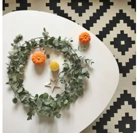 IDEES CREATIVES : Tuto : Décorer une table avec une couronne d’eucalyptus, par Caroline