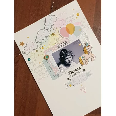 Tuto : Confectionner une page A4 avec les tampons transparents Licorne Power de MISS CREA, par les Bricolheureux