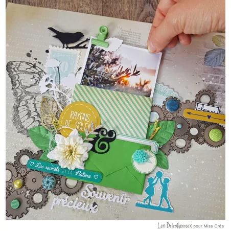 Tuto : Confectionner une page de scrapbooking avec les tampons transparents Fonds Grunge 2 de MISS CREA, par les Bricolheureux