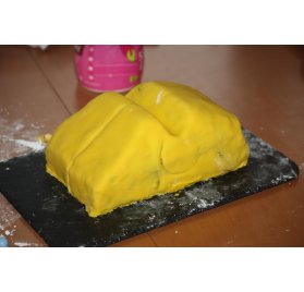 Tuto - Réaliser un gâteau "Voiture de Oui-Oui" avec un décor en pâte à sucre